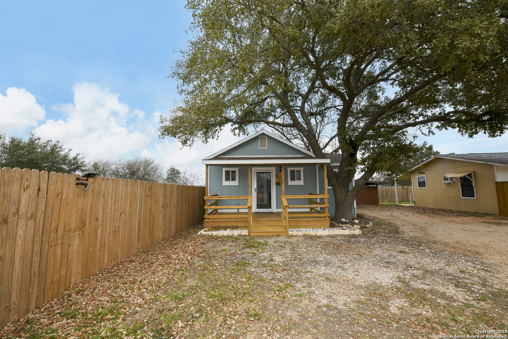 Property Photo:  425 Palo Alto  TX 78073 