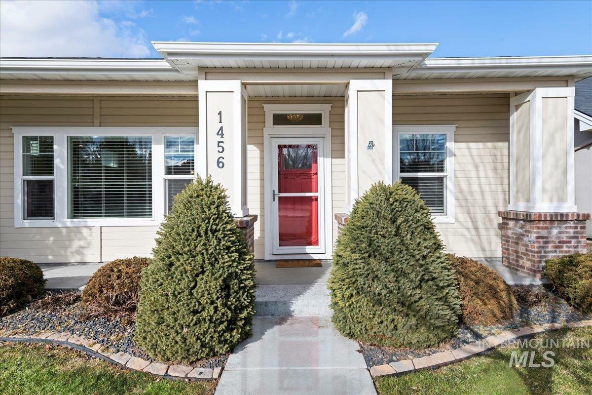 Property Photo: 1456 E Summerplace St ID 83646