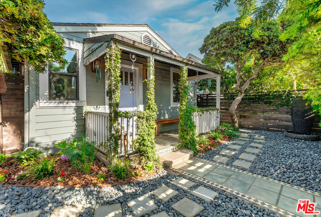 Property Photo: 1016 Oakwood Ave CA 90291