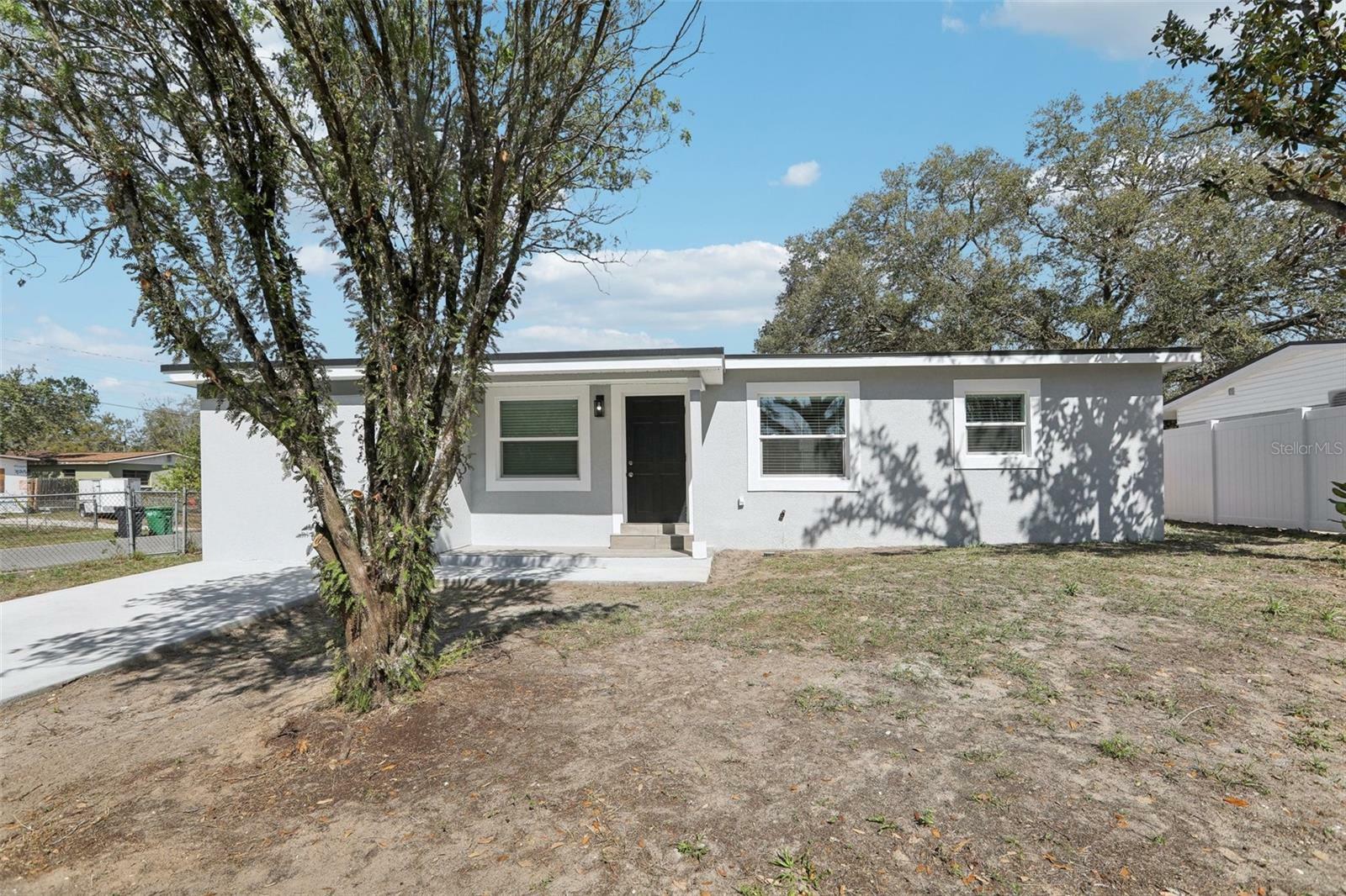 Property Photo:  4208 E Sandalwood Circle S  FL 33617 