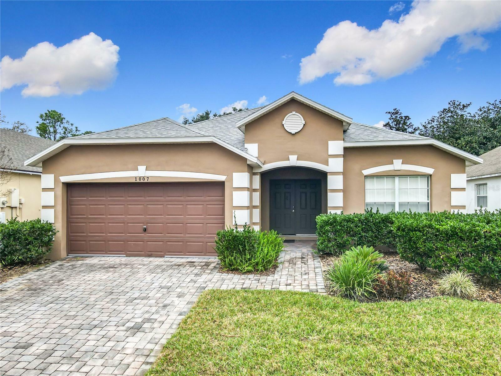 Property Photo:  1007 Balmoral Drive  FL 33896 