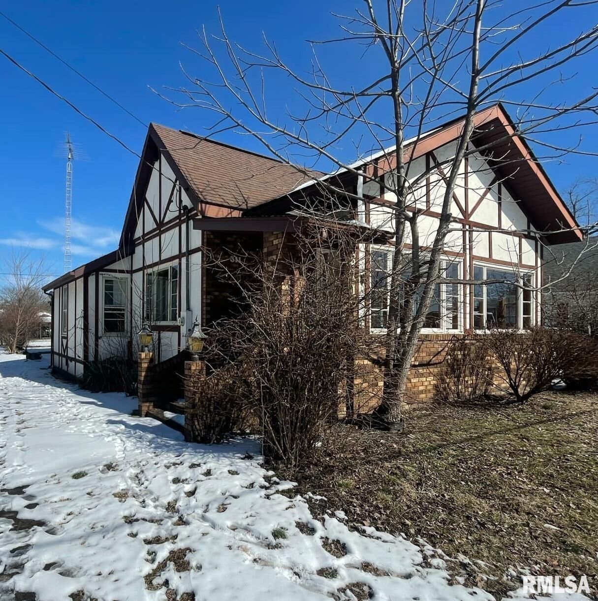 Property Photo: 311 W Helen Avenue IL 62822-1021