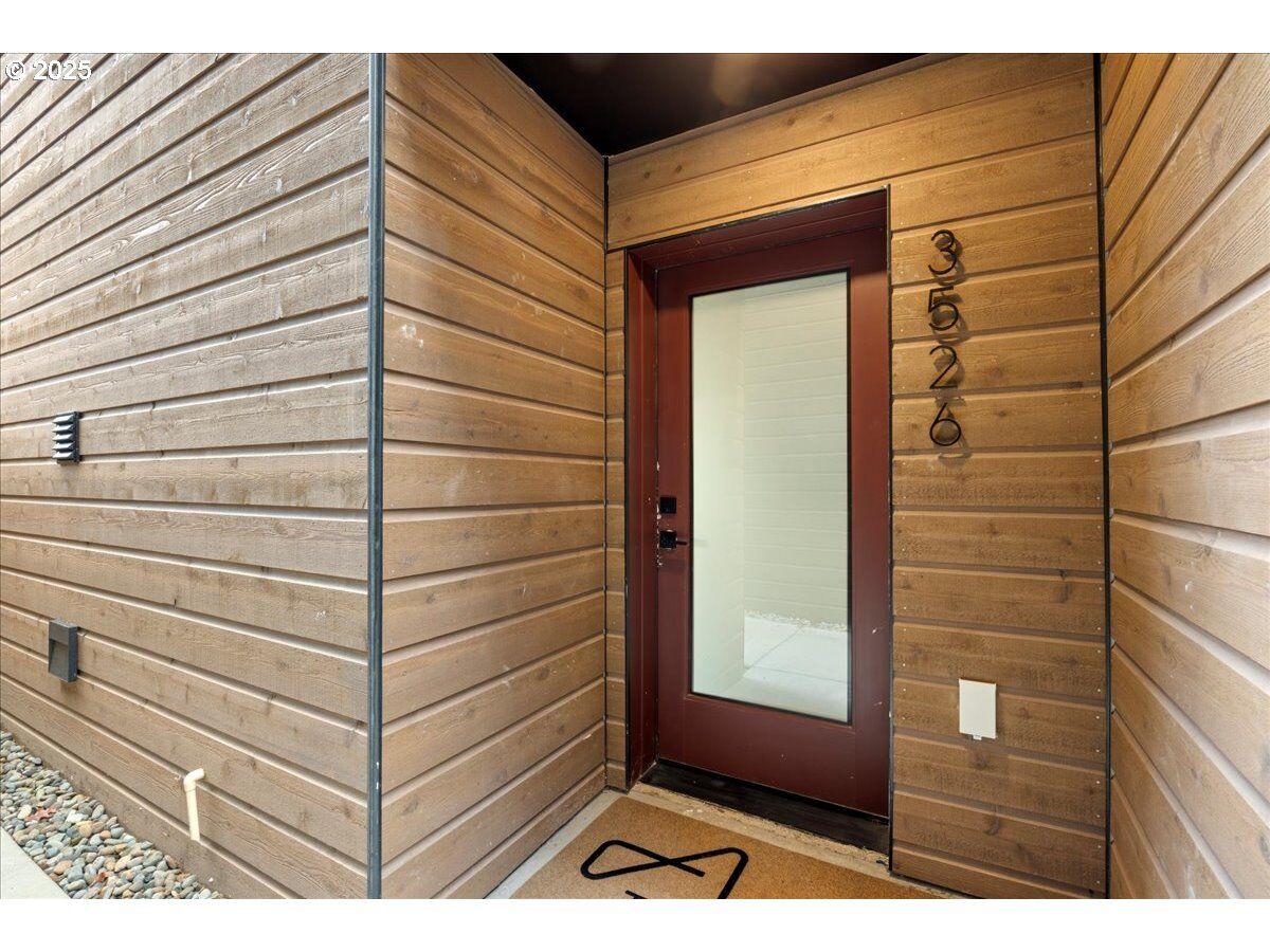 Property Photo:  3526 N Borthwick 5  OR 97227 