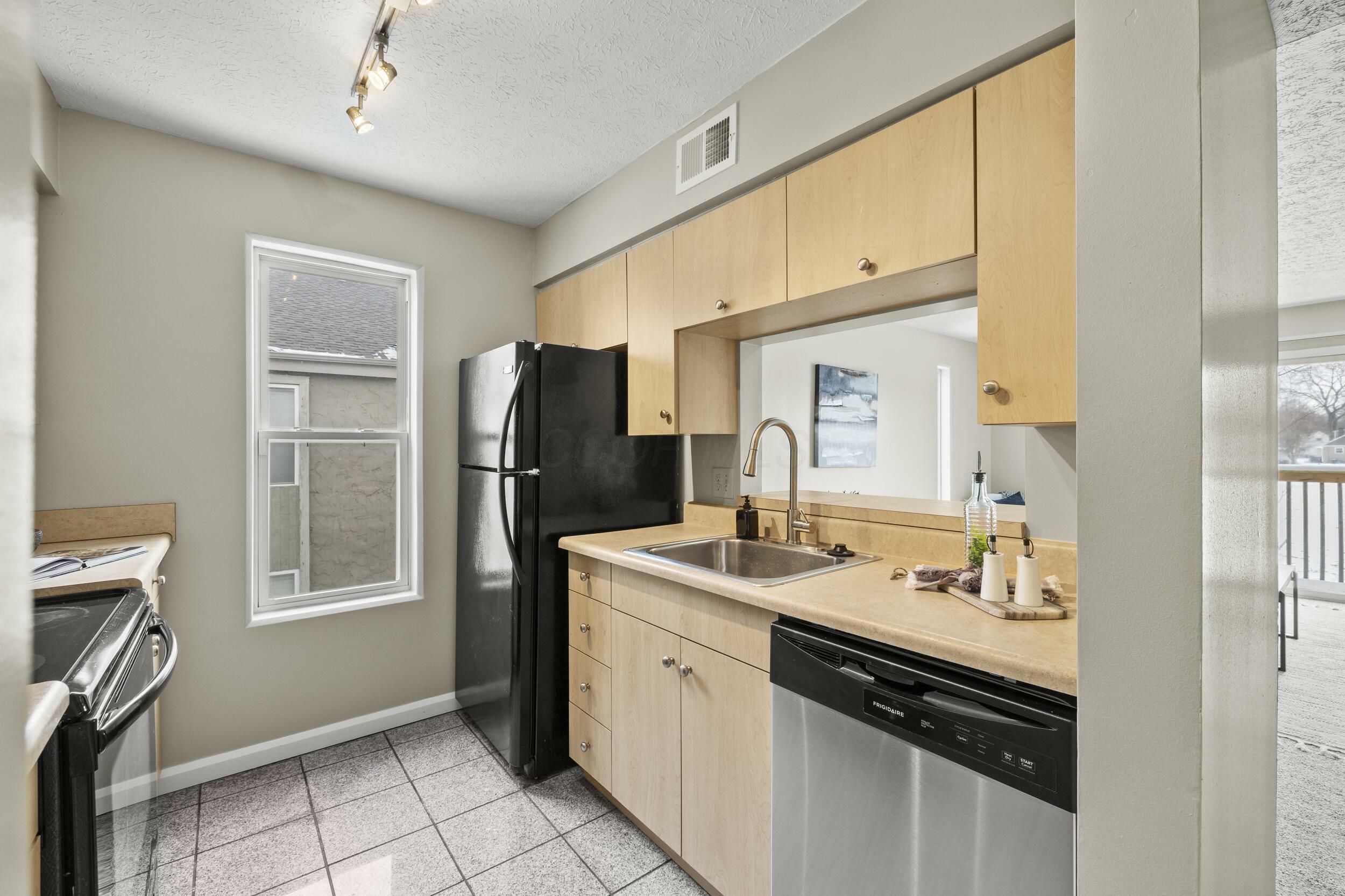 Property Photo:  925 Quay Avenue  OH 43212 