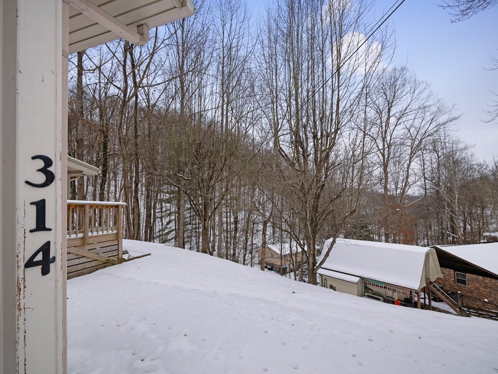Property Photo: 314 Oaklawn Estates KY 41222