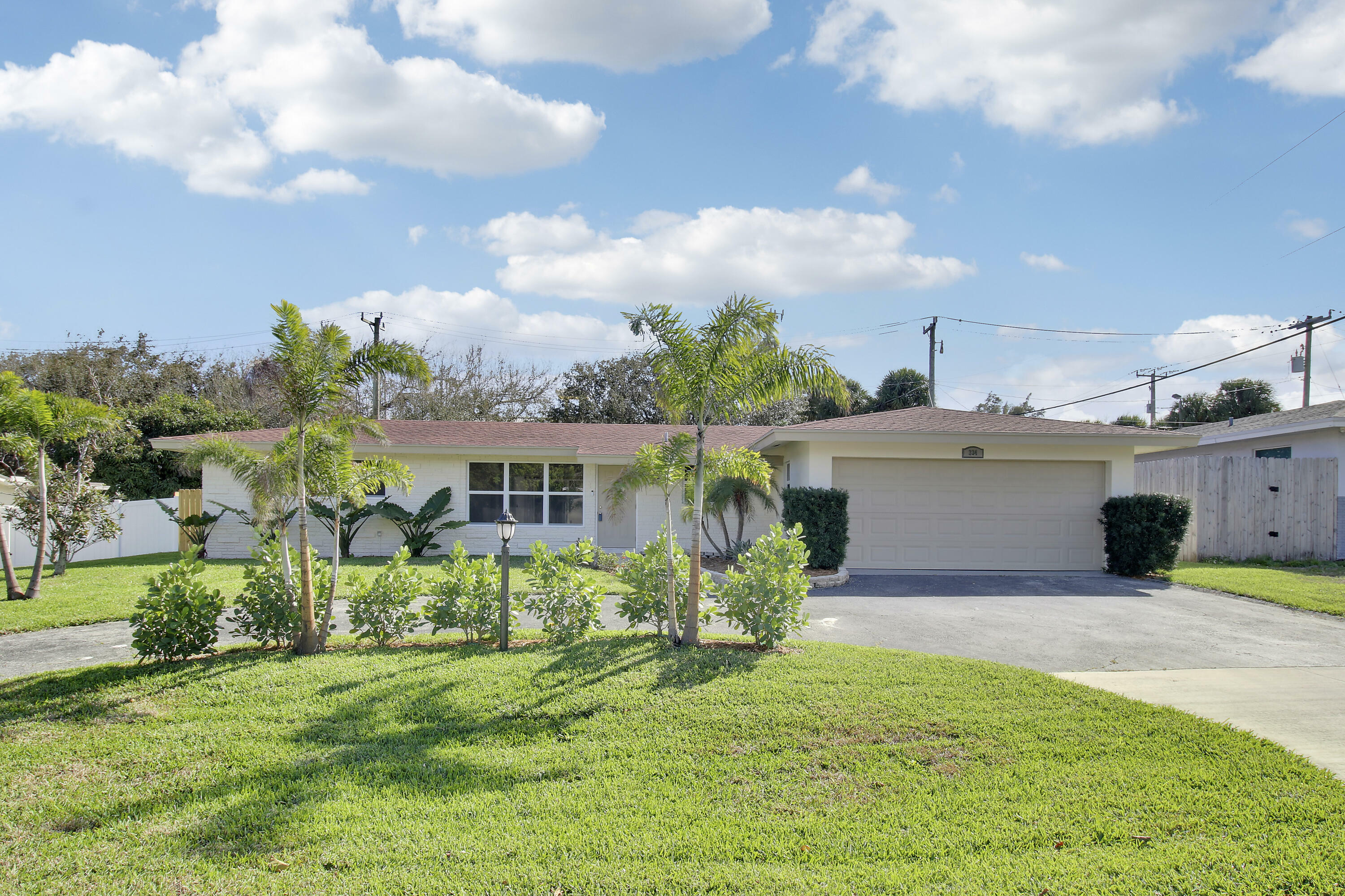 Property Photo: 334 SW 14th Avenue FL 33435