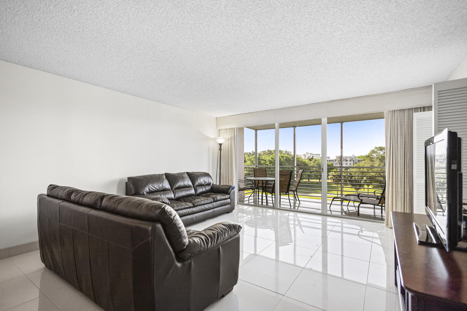 Property Photo: 3510 Oaks Way 501 FL 33069