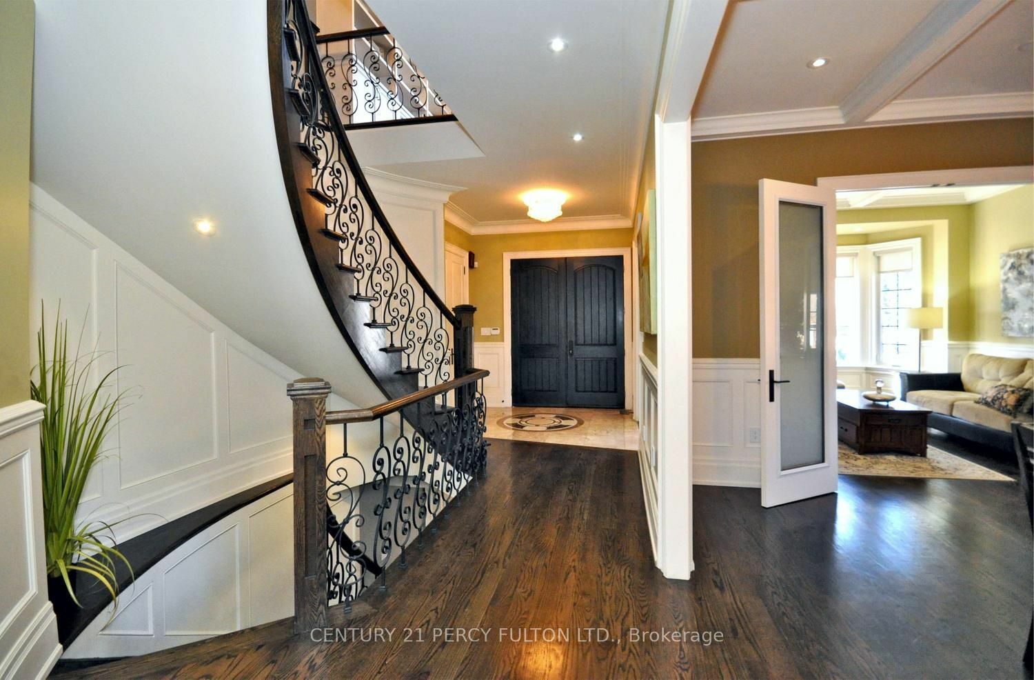 Property Photo:  9 Aspen Ave  ON M4B 2Z1 