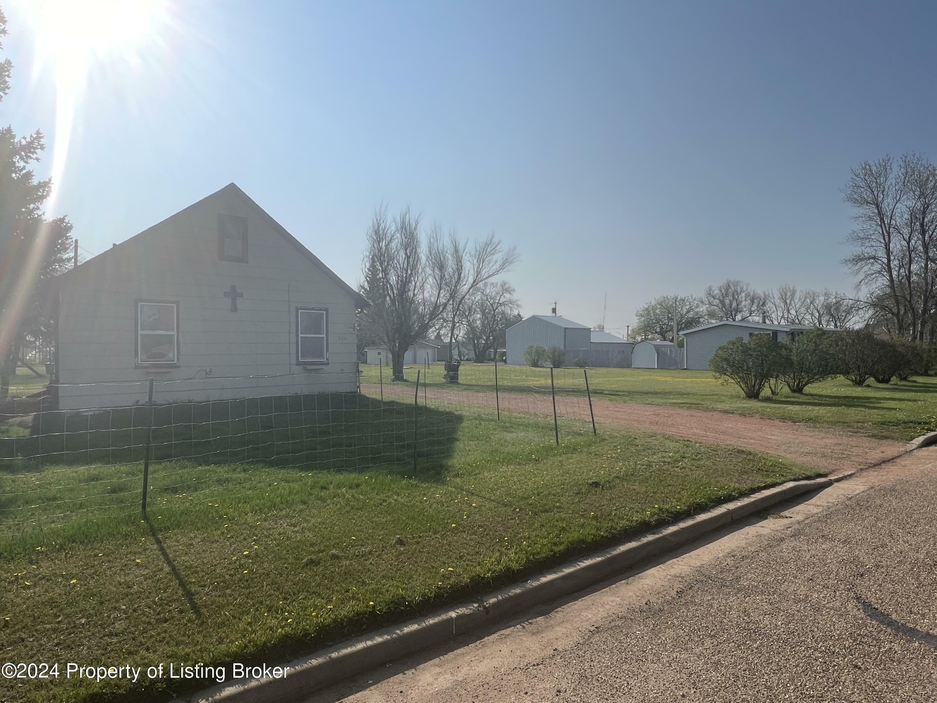 314 3rd Street NW  Belfield ND 58622 photo