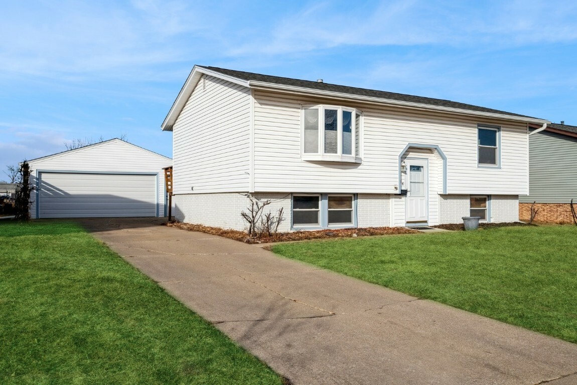 Property Photo:  3716 Western Pine Drive NE  IA 52402 