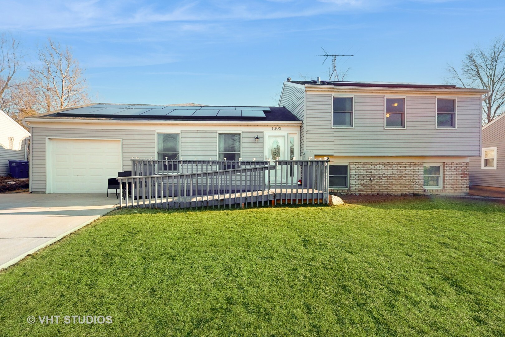 Property Photo: 1309 Chalfont Drive IL 60194
