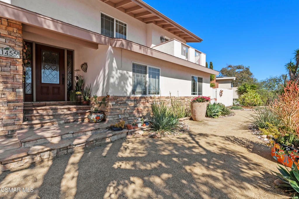 Property Photo:  1455 Calle Colina  CA 91360 