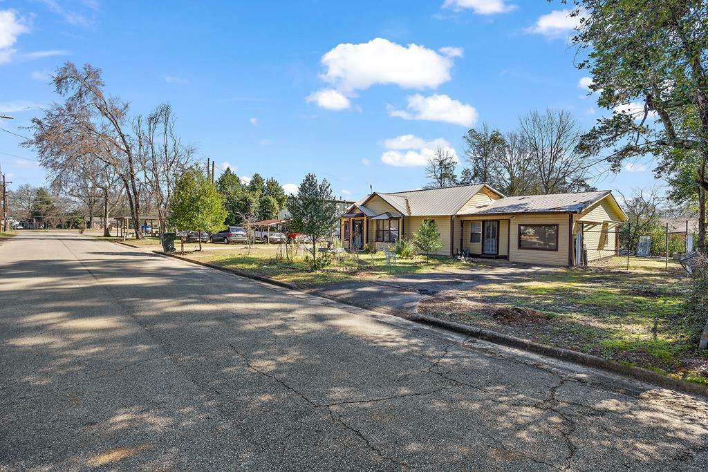Property Photo: 121 Hasley St TX 75961