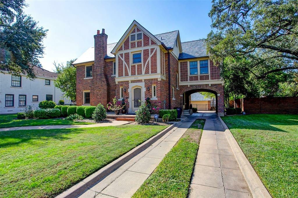 Property Photo: 2432 Medford Court W TX 76109