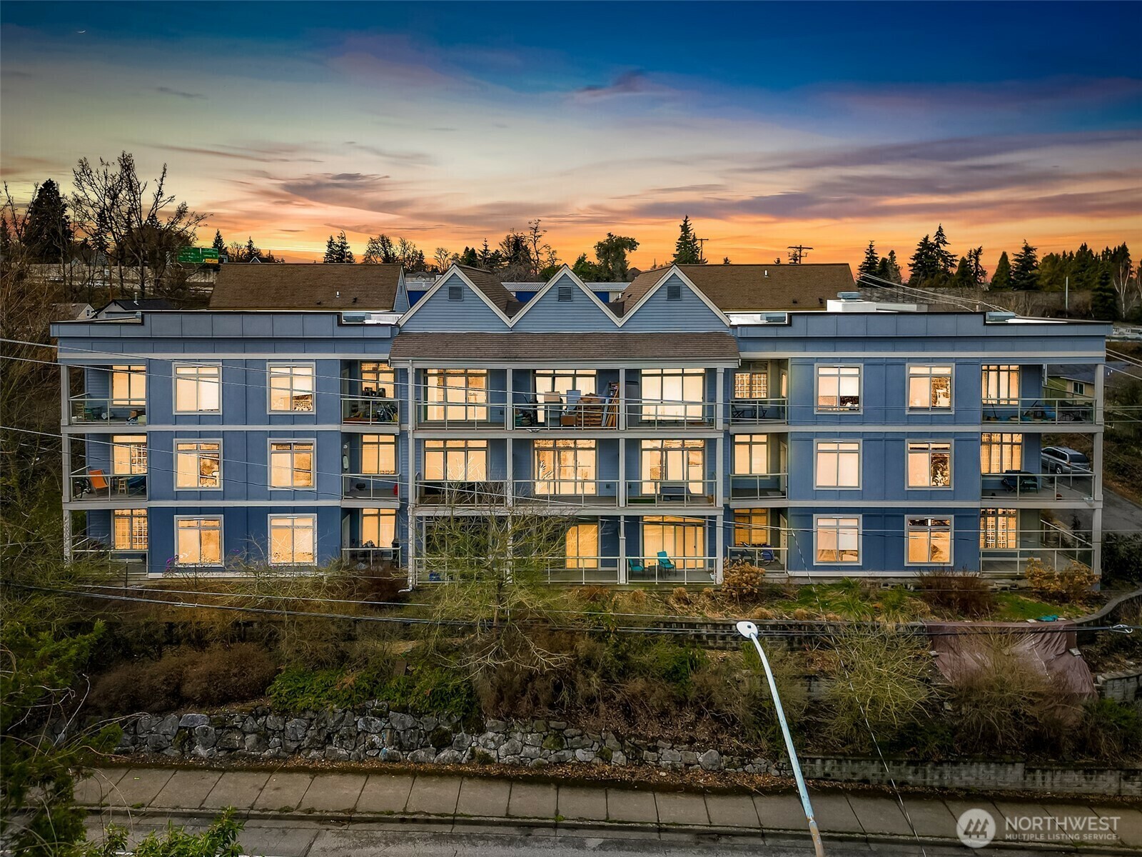 Property Photo:  910  Gladstone Street 106  WA 98229 