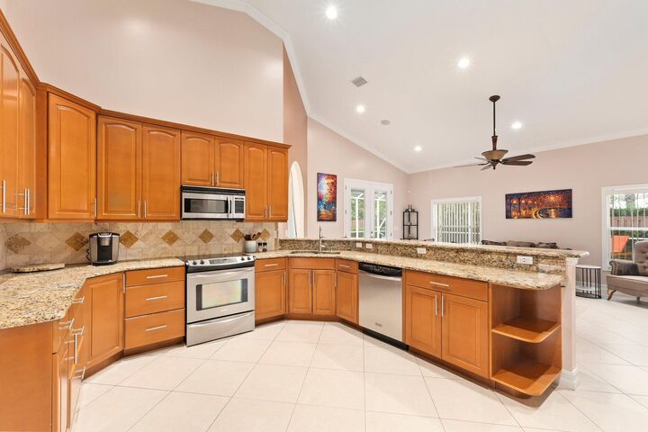 Property Photo:  833 SW Janette Avenue  FL 34953 