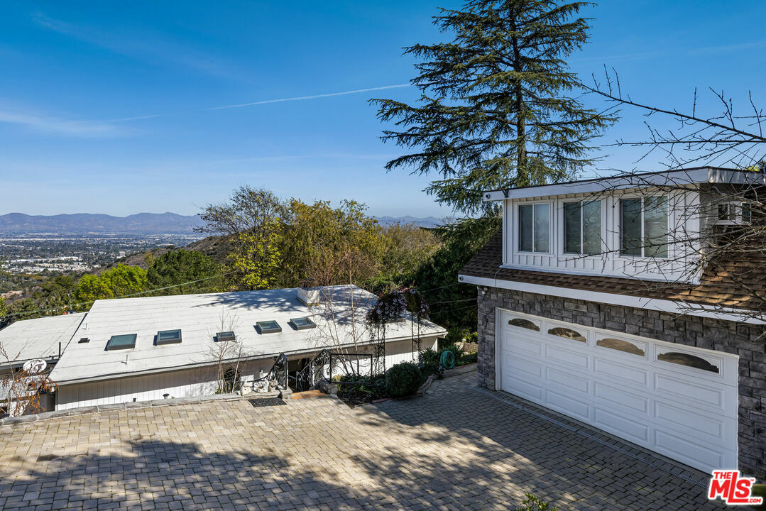 Property Photo:  14347 Mulholland Dr  CA 90077 