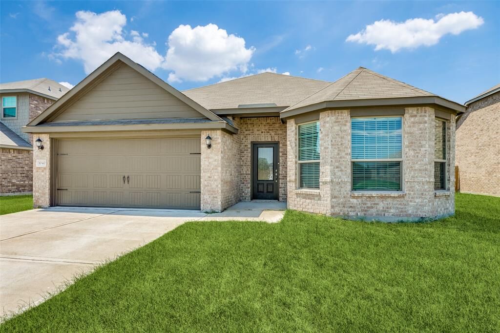 Property Photo: 1040 Maidenhair Lane TX 76036