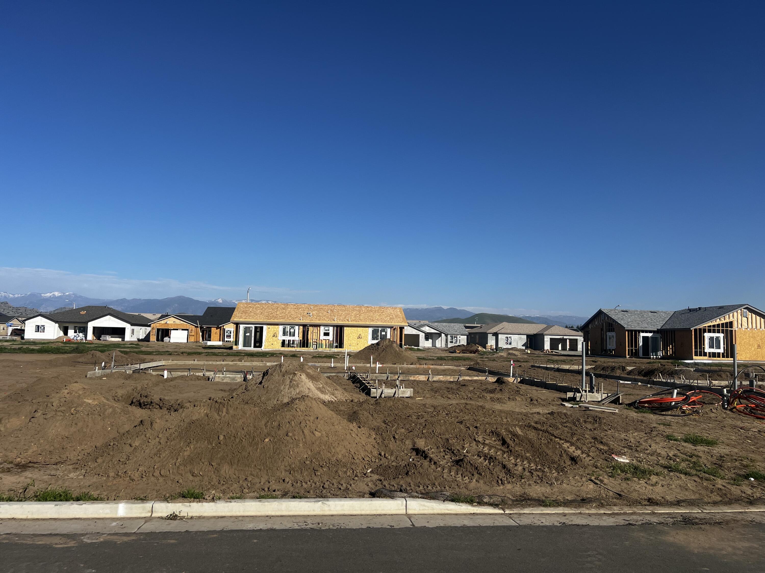 Property Photo: 1172 S Creekside Place W CA 93257