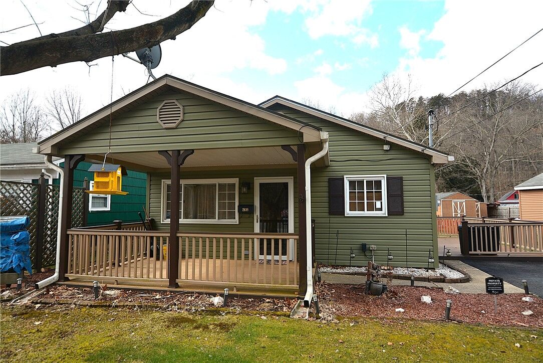 Property Photo: 2839 N Meadow St PA 15065