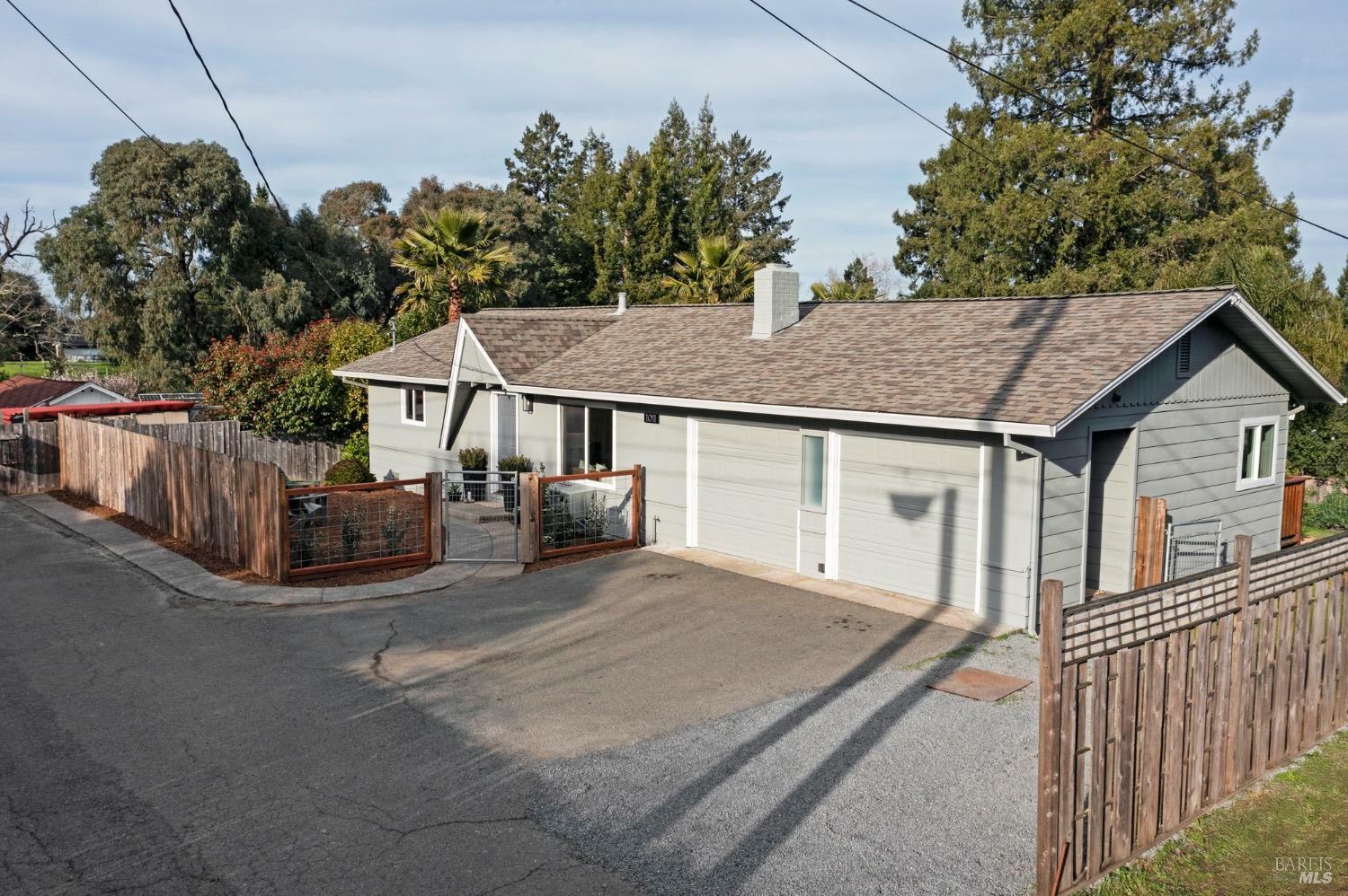 Property Photo:  1011 Pearl Court  CA 95472 