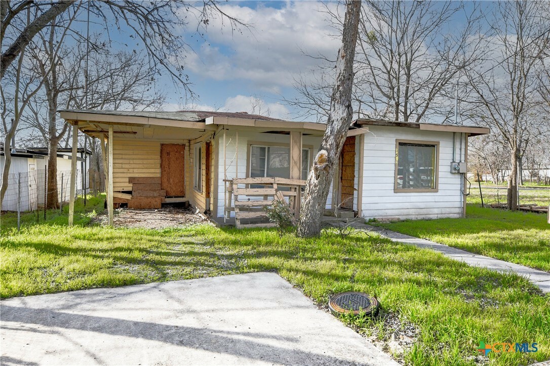 Property Photo: 553 Silva Street TX 78155