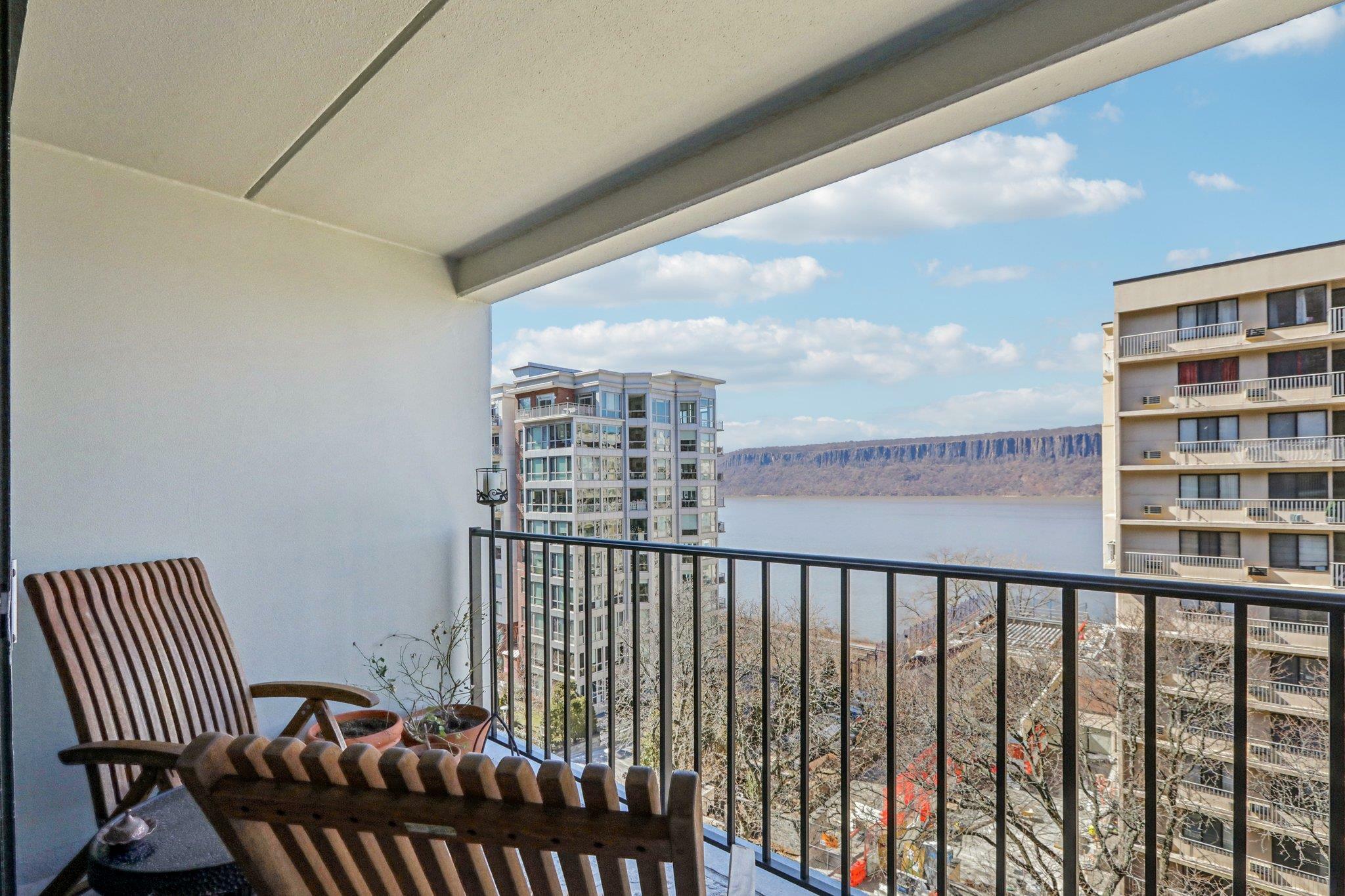 Property Photo: 1116 Warburton Avenue 4H NY 10701