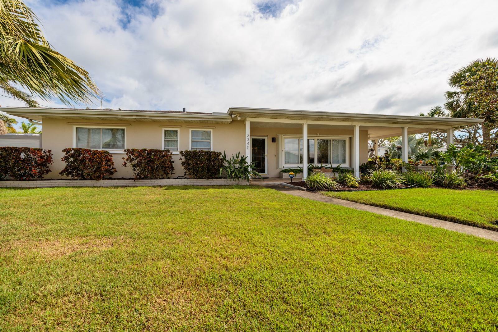 Property Photo: 2340 W Bay Isle Drive SE FL 33705