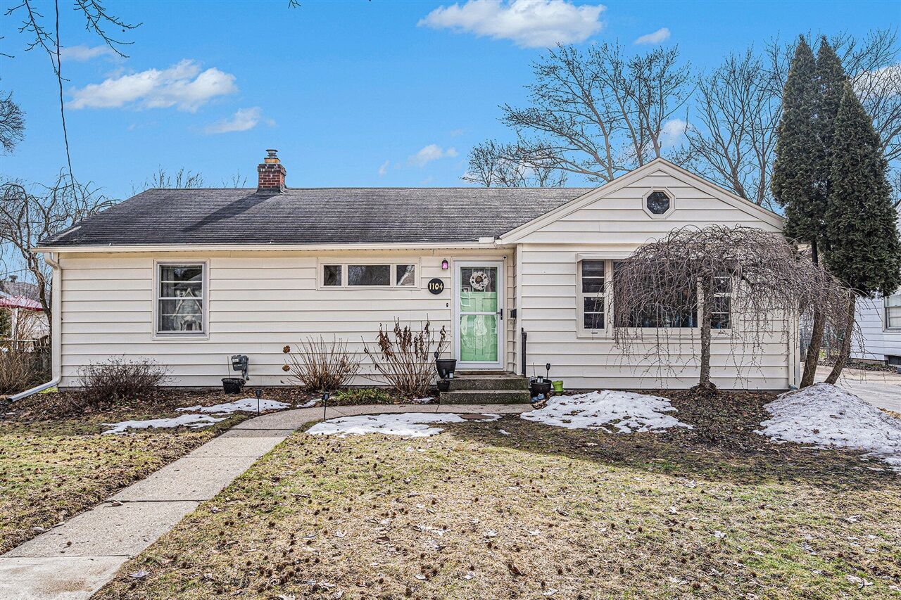 Property Photo:  1104 Vassar Drive  MI 49001-4474 