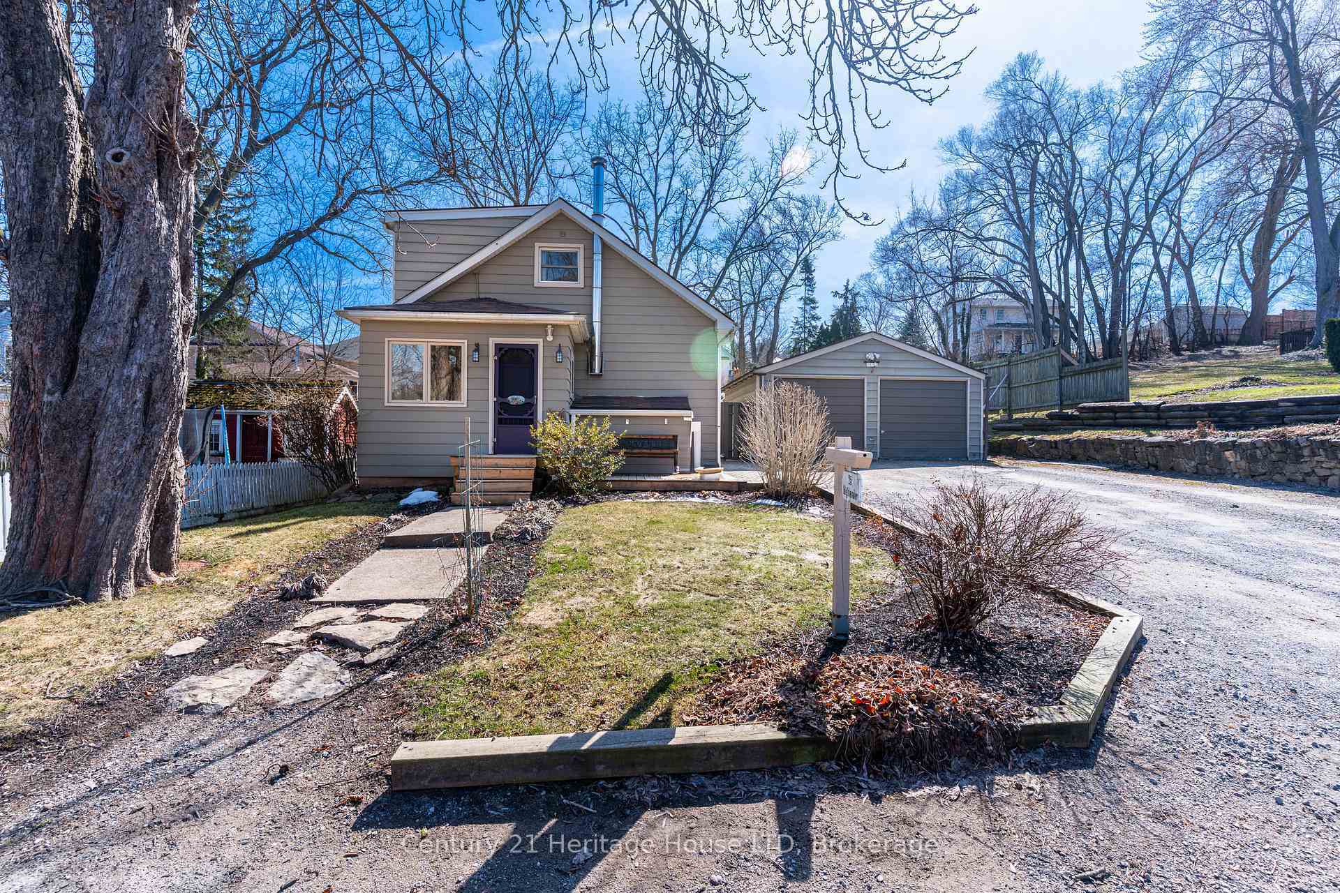 Property Photo: 25 Highlander St Street ON L0S 1L0