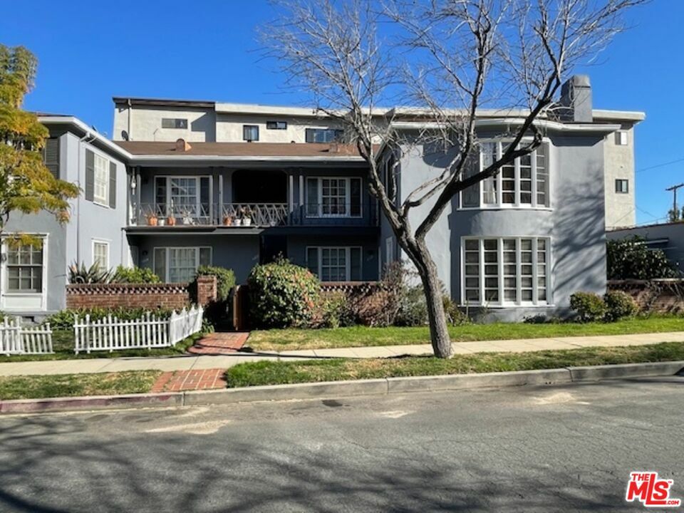 Property Photo:  1208 Beverly Green Dr B  CA 90035 