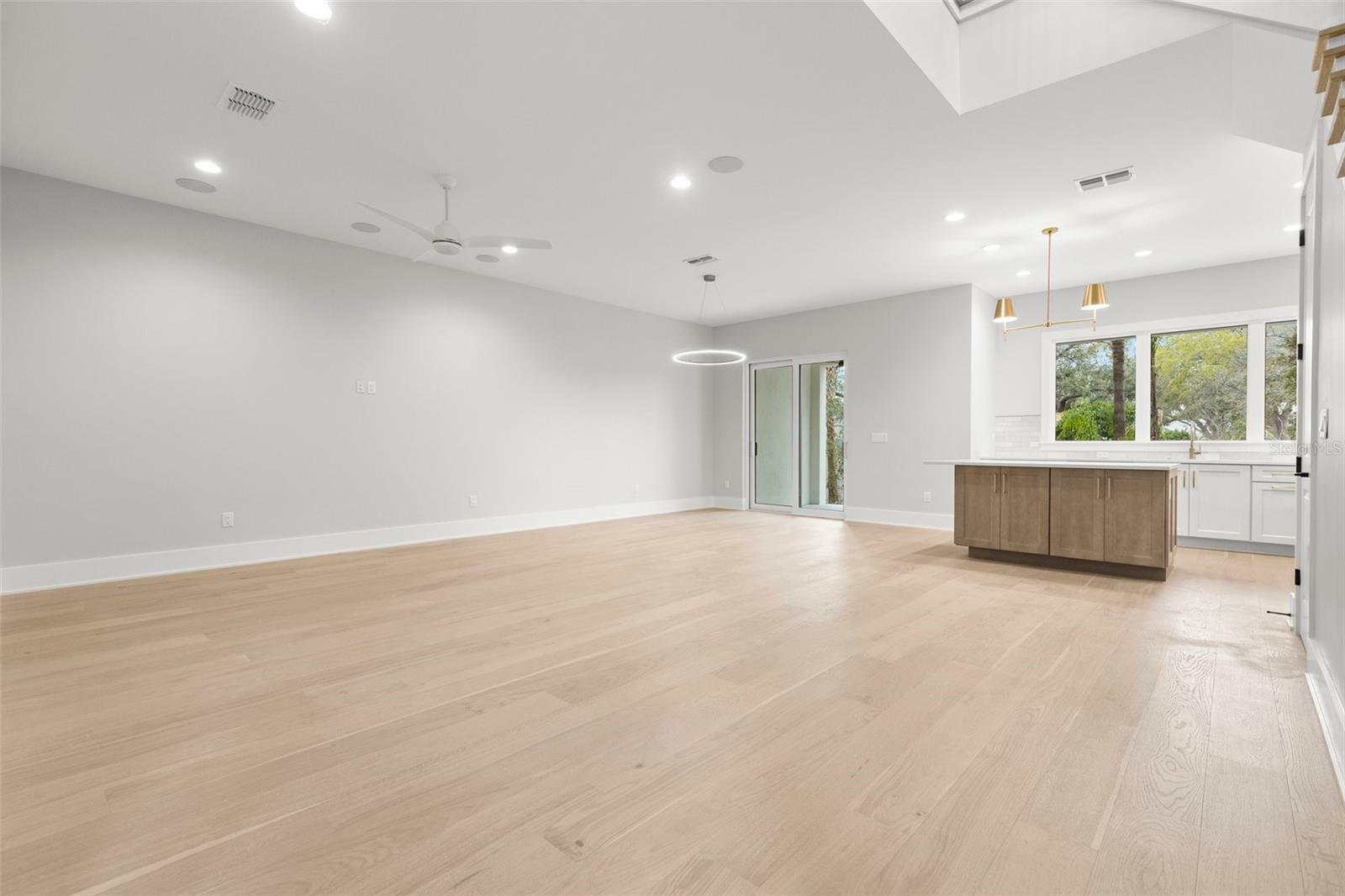 Property Photo: 216 N Hesperides Street FL 33609