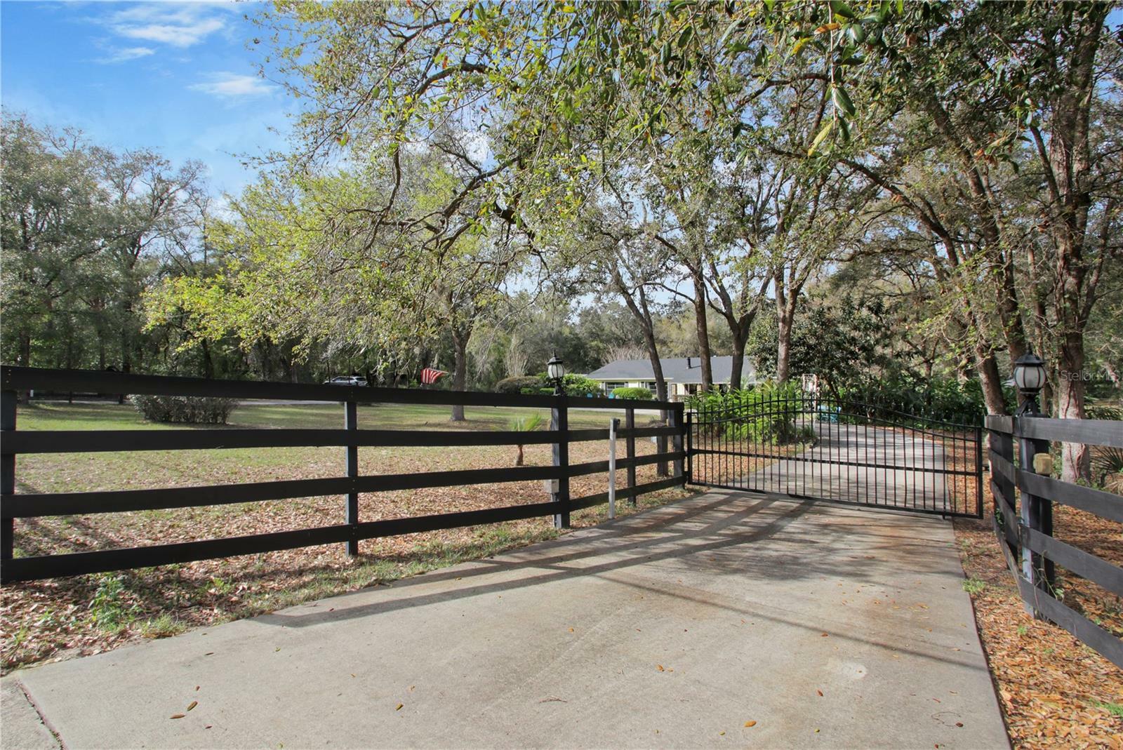 Property Photo: 2525 W Ponkan Road FL 32712