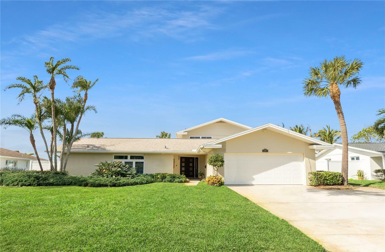 Property Photo: 995 Eden Isle Drive NE FL 33704