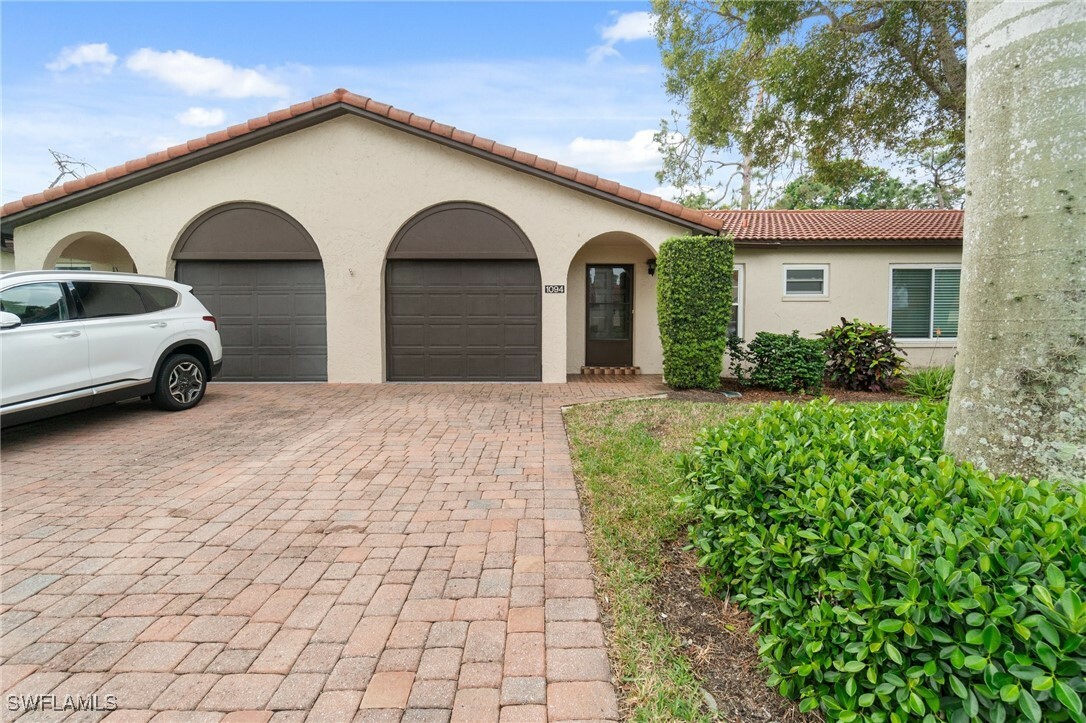 Property Photo:  1094 Forest Lakes Drive  FL 34105 