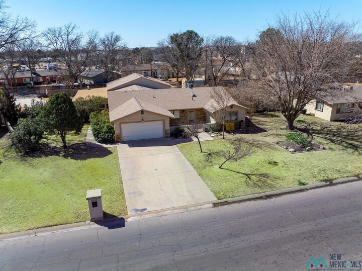 Property Photo: 1403 S Country Club Circle NM 88220-4121