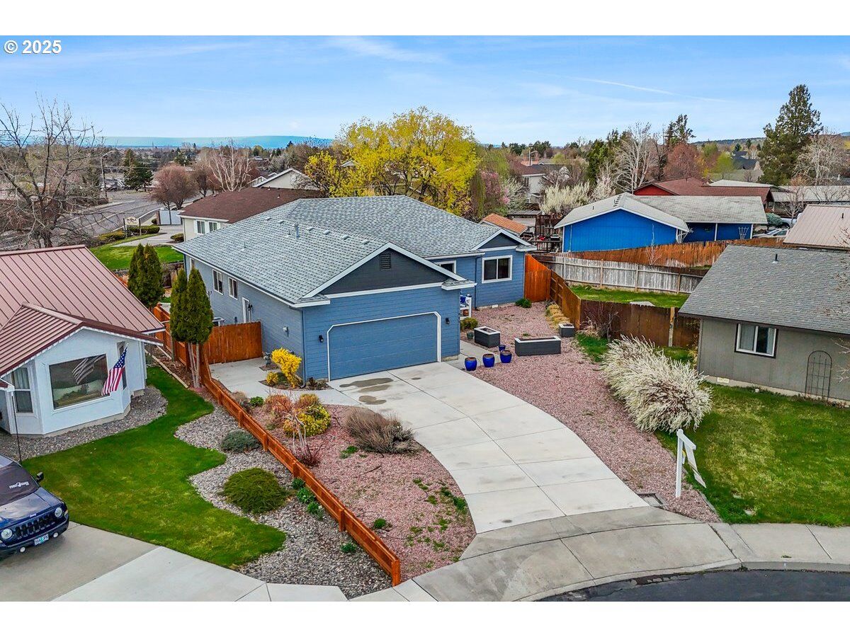 Property Photo: 855 NW Maple Ln OR 97756