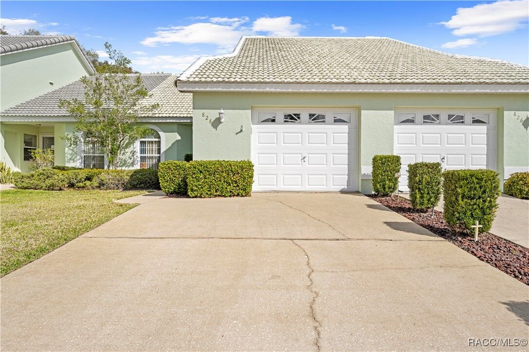 Property Photo: 828 Windermere Boulevard FL 34453