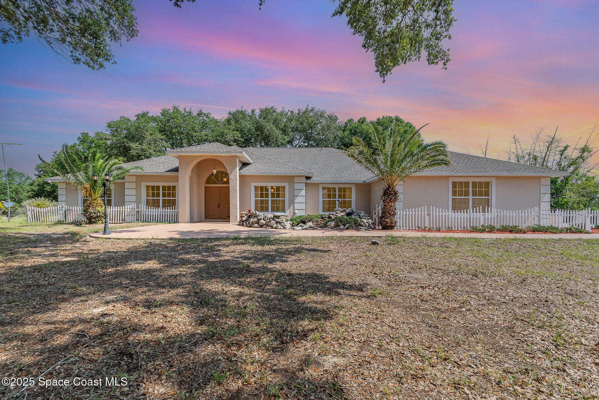 Property Photo: 22619 State Road 44 FL 32736