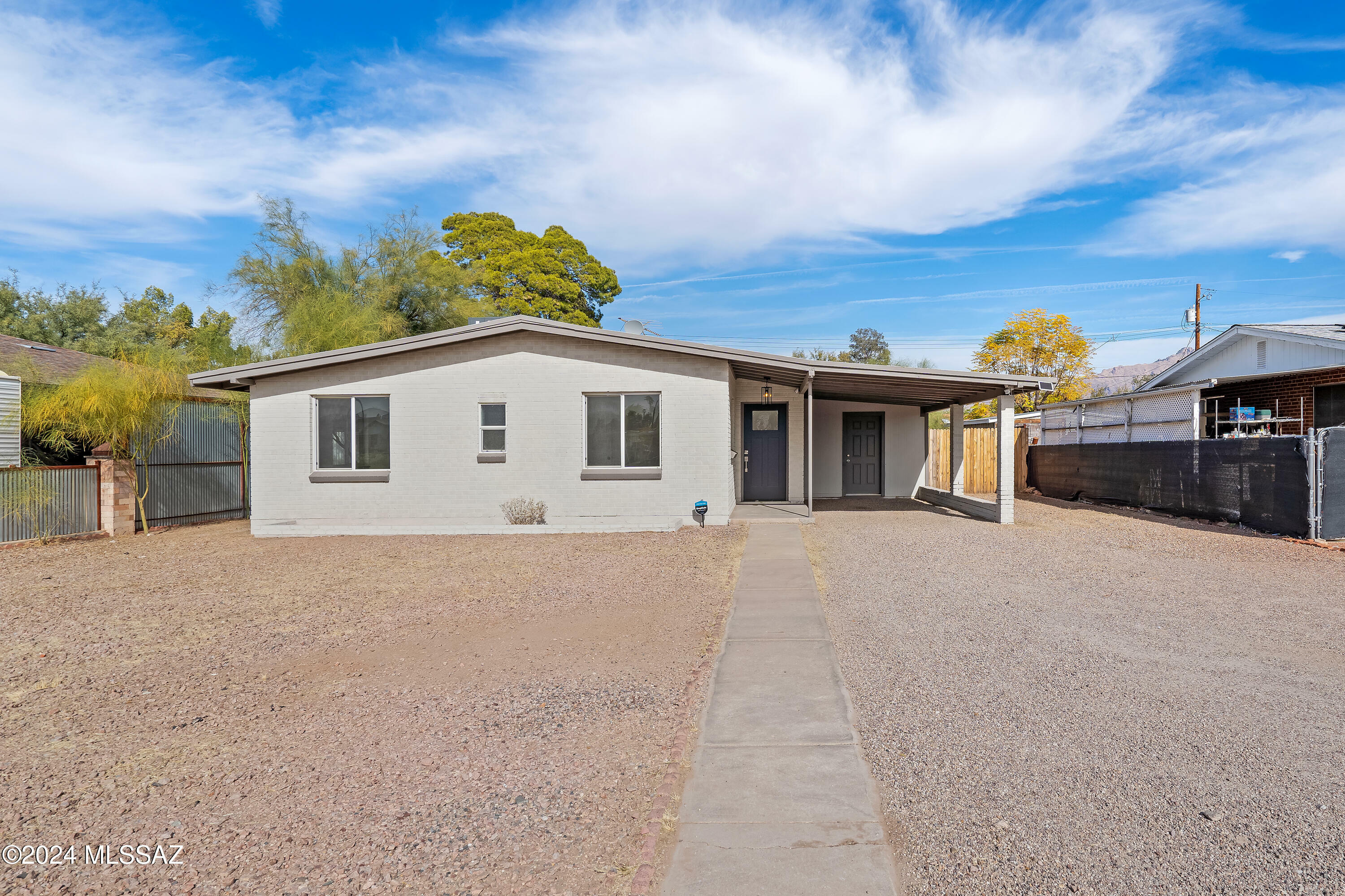 Property Photo:  905 E Prince Road  AZ 85719 