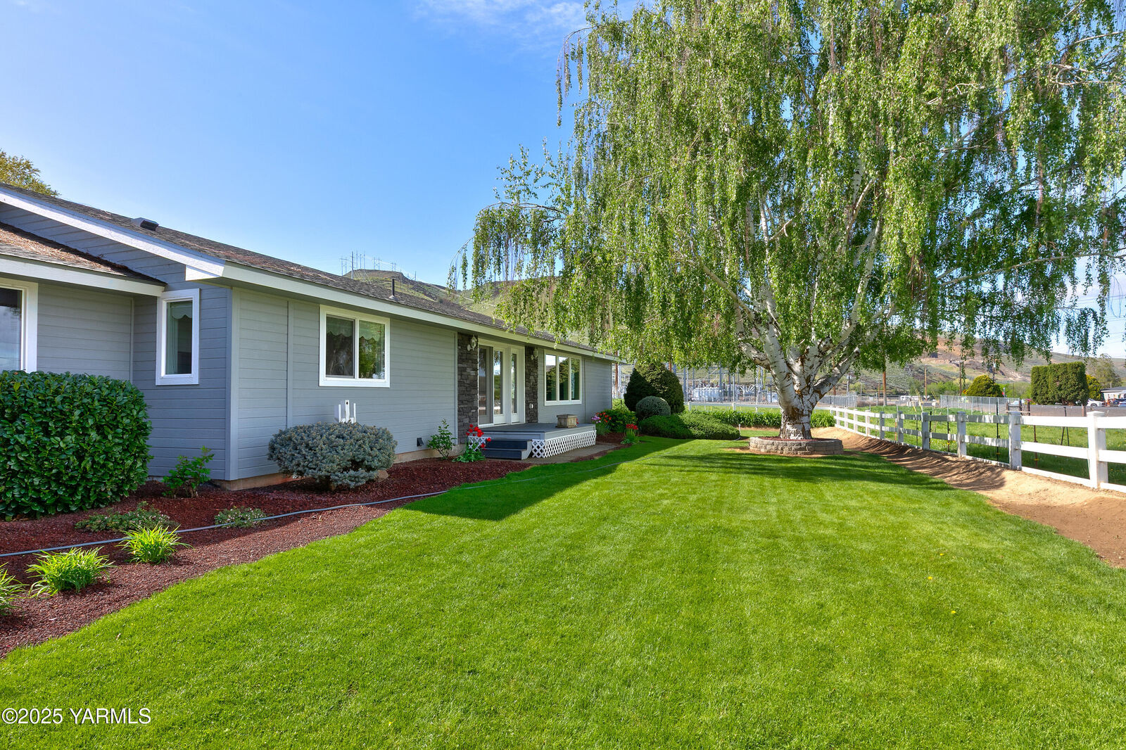 Property Photo:  851 E Selah Rd  WA 98901 