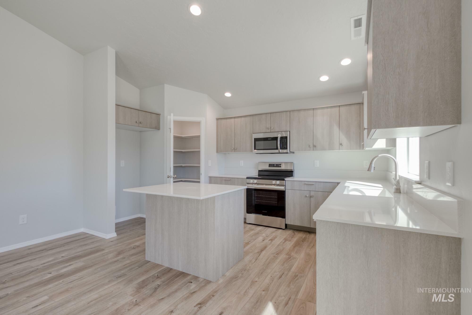Property Photo: 304 Chalcedony Ave ID 83605