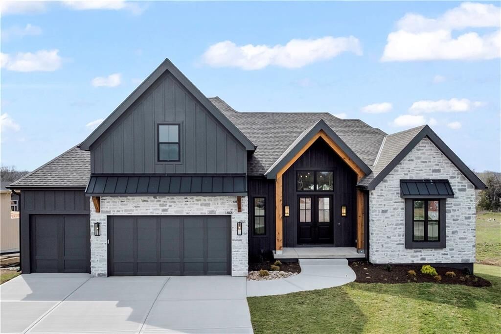 Property Photo: 1812 NE Lashbrook Circle MO 64086