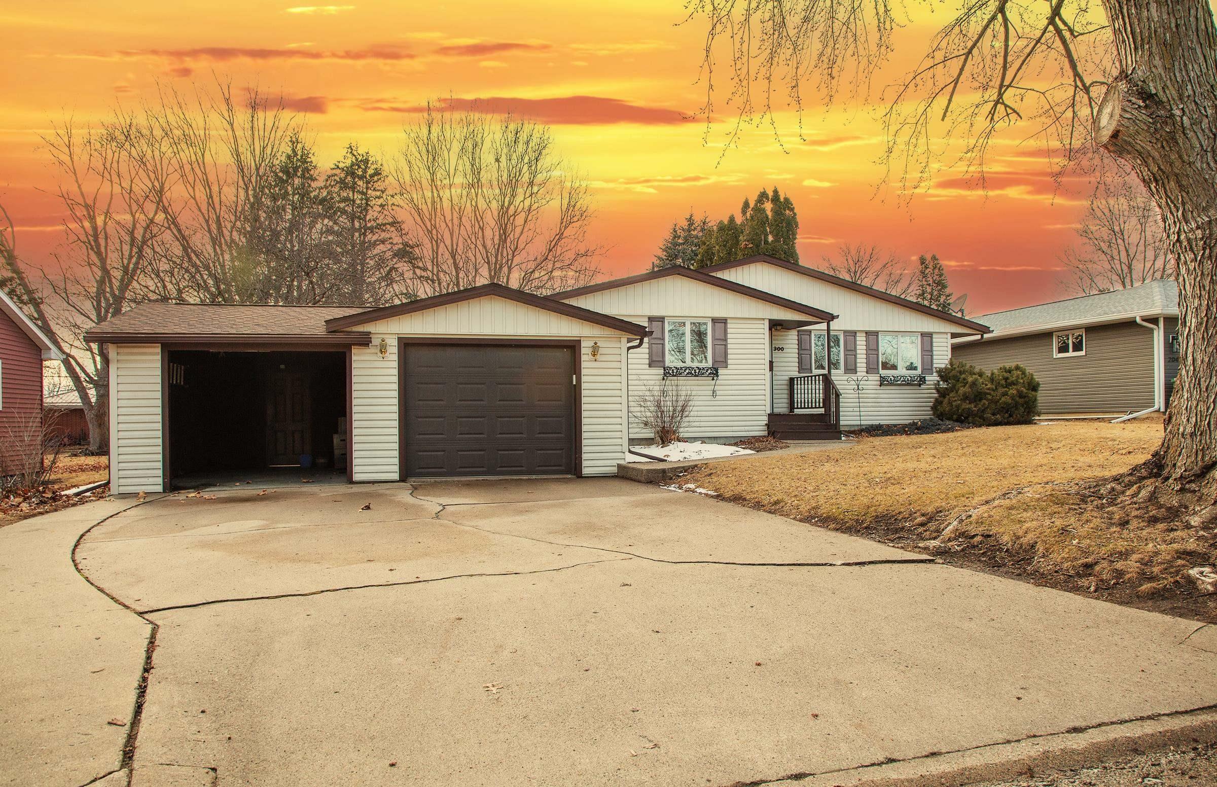 Property Photo:  300 Sunset St  IA 50677 