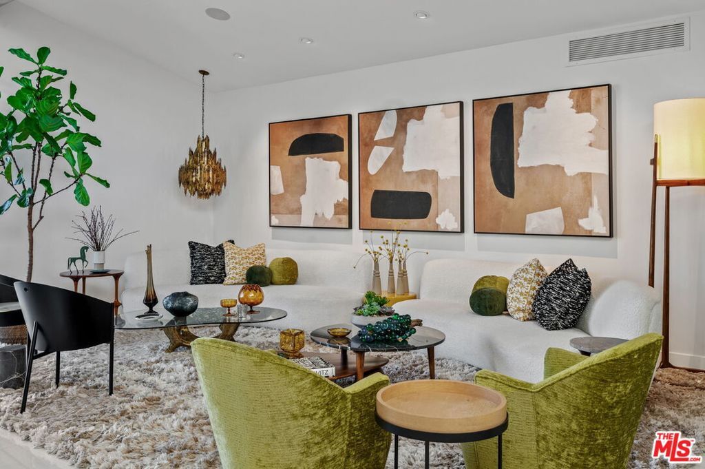 Property Photo: 994 E Balboa Circle CA 92264