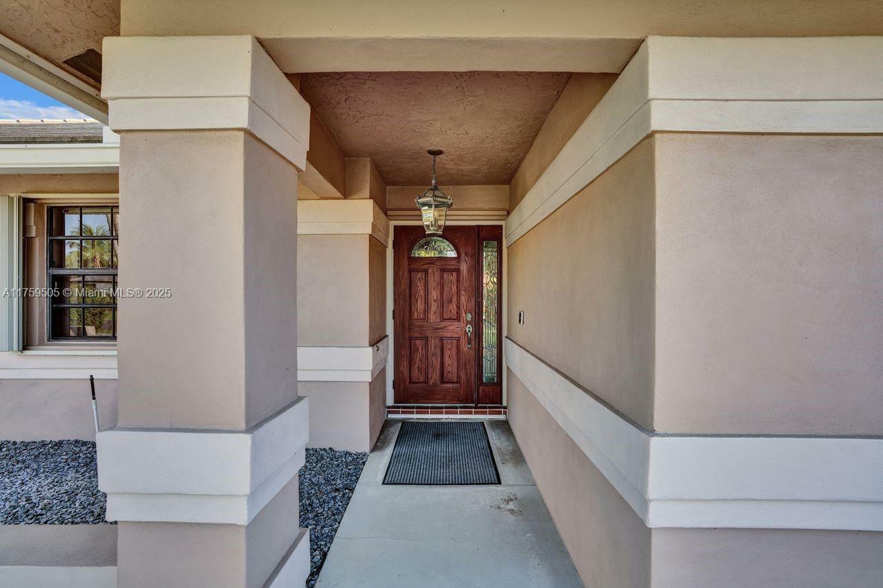 Property Photo:  1930 W Oak Knoll Cir  FL 33324 