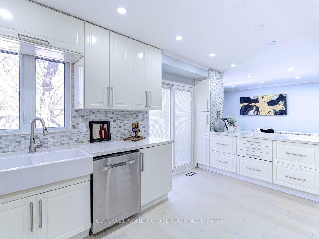 Photo de la propriété: 6127 Silken Laumann Way ON L5V 1A2