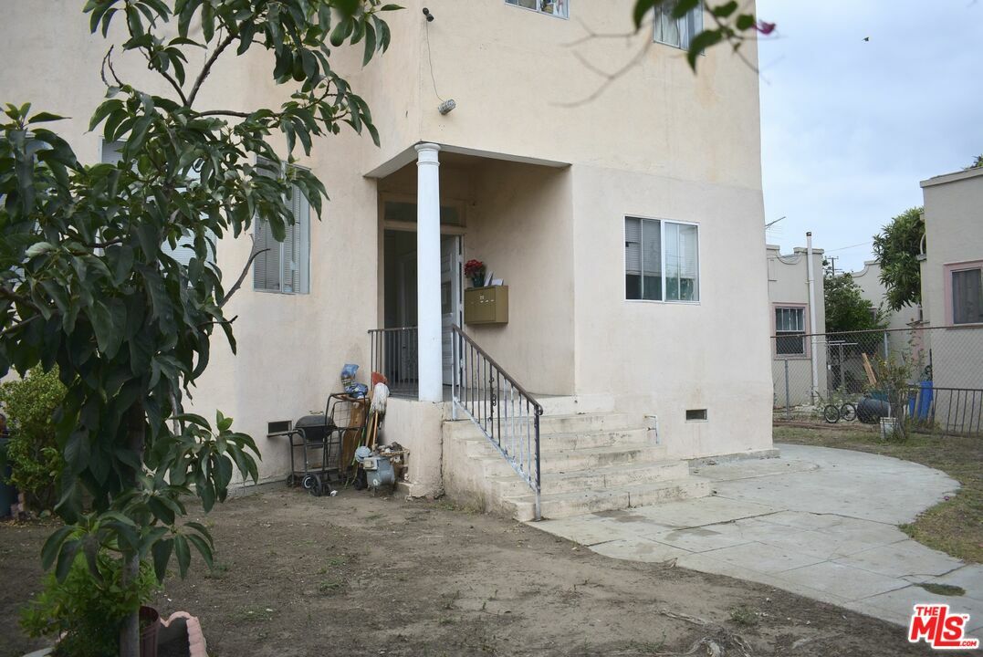 Property Photo:  1627  S Burlington Ave  CA 90006 