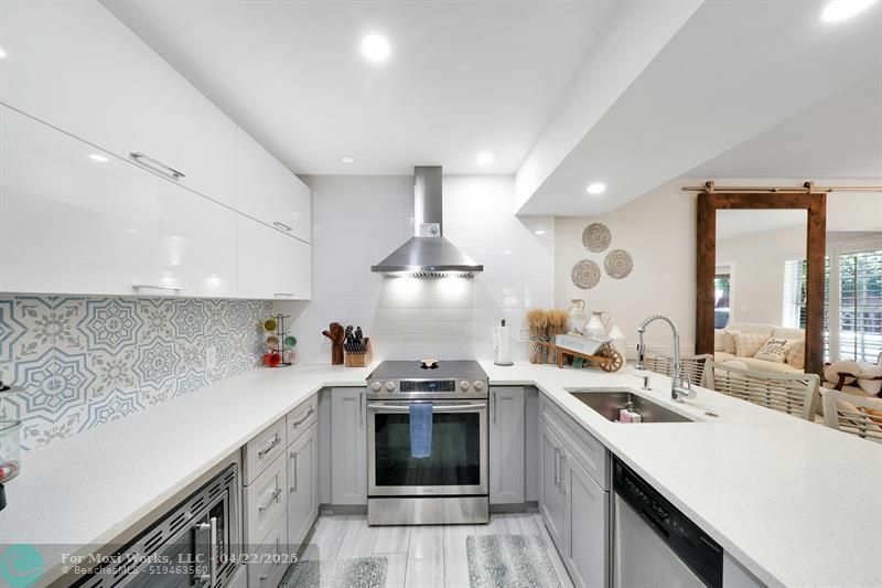 Property Photo: 925 NE 40th Street FL 33334