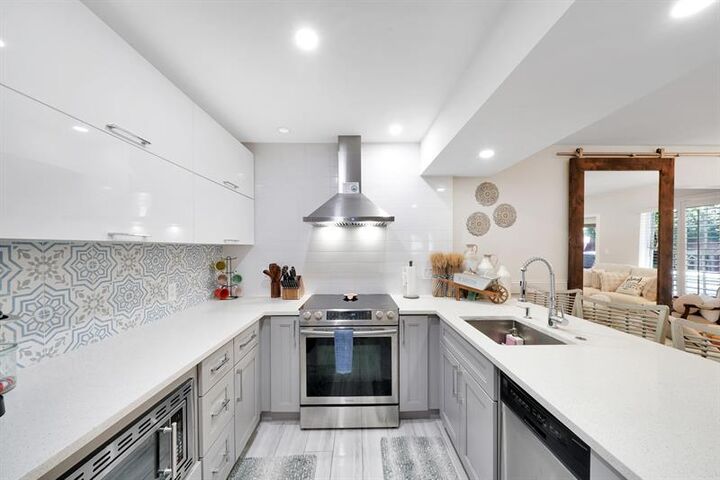Property Photo:  925 NE 40th Street  FL 33334 